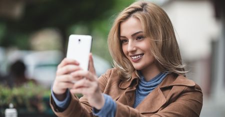 Wiosenne kurtki do 100 zł. Przegląd inspiracji i dobrych okazji