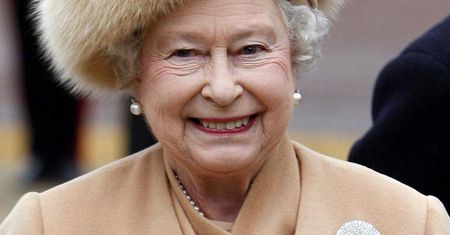 Historyczna chwila w rodzinie królewskiej! Królowa Elżbieta II uległa silnemu modowemu trendowi! Cały świat zaniemówił z wrażenia