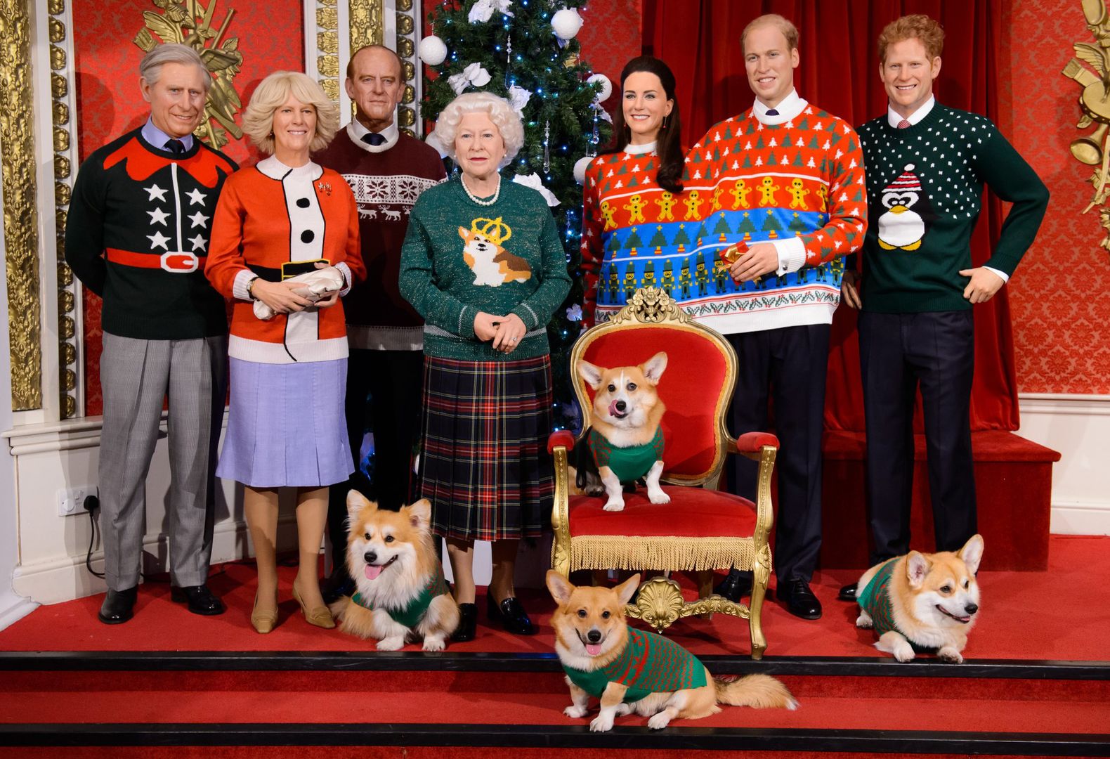 Rodzina królewska w świątecznych swetrach. Cel jest szczytny