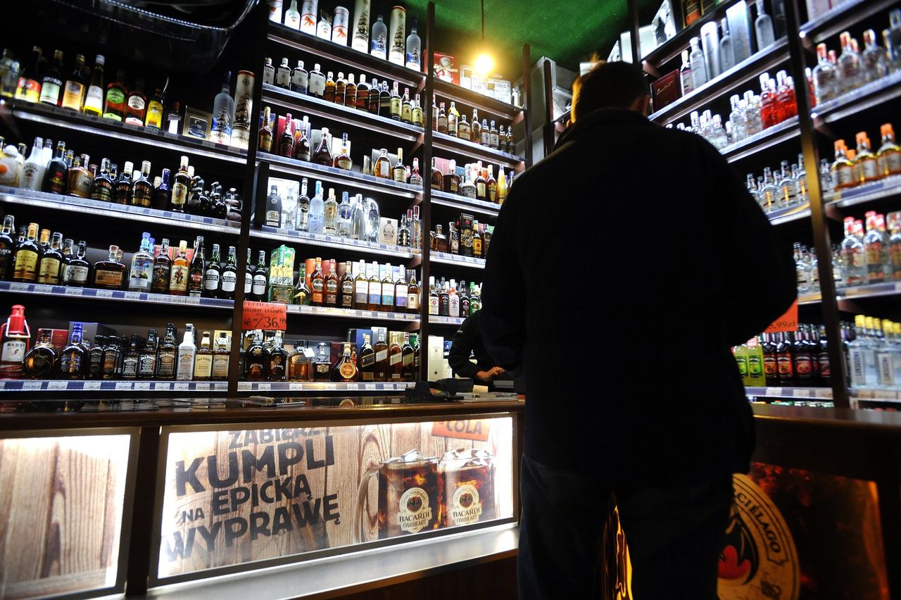 18-letni sprzedawca ukradł 2600 zł z kasy i wydał na alkohol z kolegami