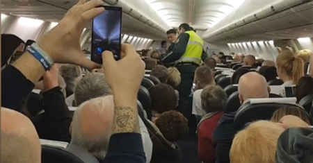 Awaryjne lądowanie samolotu z Wrocławia. Pasażer rzucił się na stewardessę