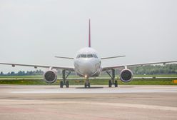 Gdańsk: Chciał otworzyć drzwi samolotu podczas lądowania. Był pijany