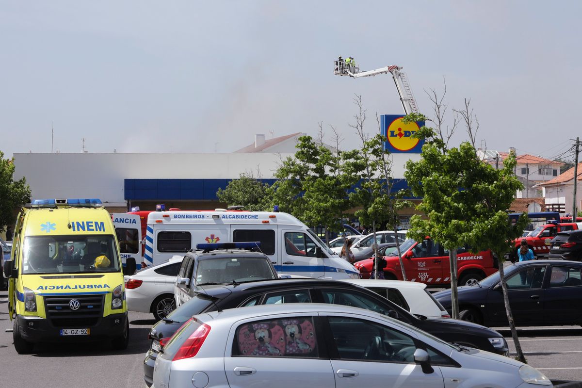 Samolot runął na parking Lidla w Portugalii. Są zabici