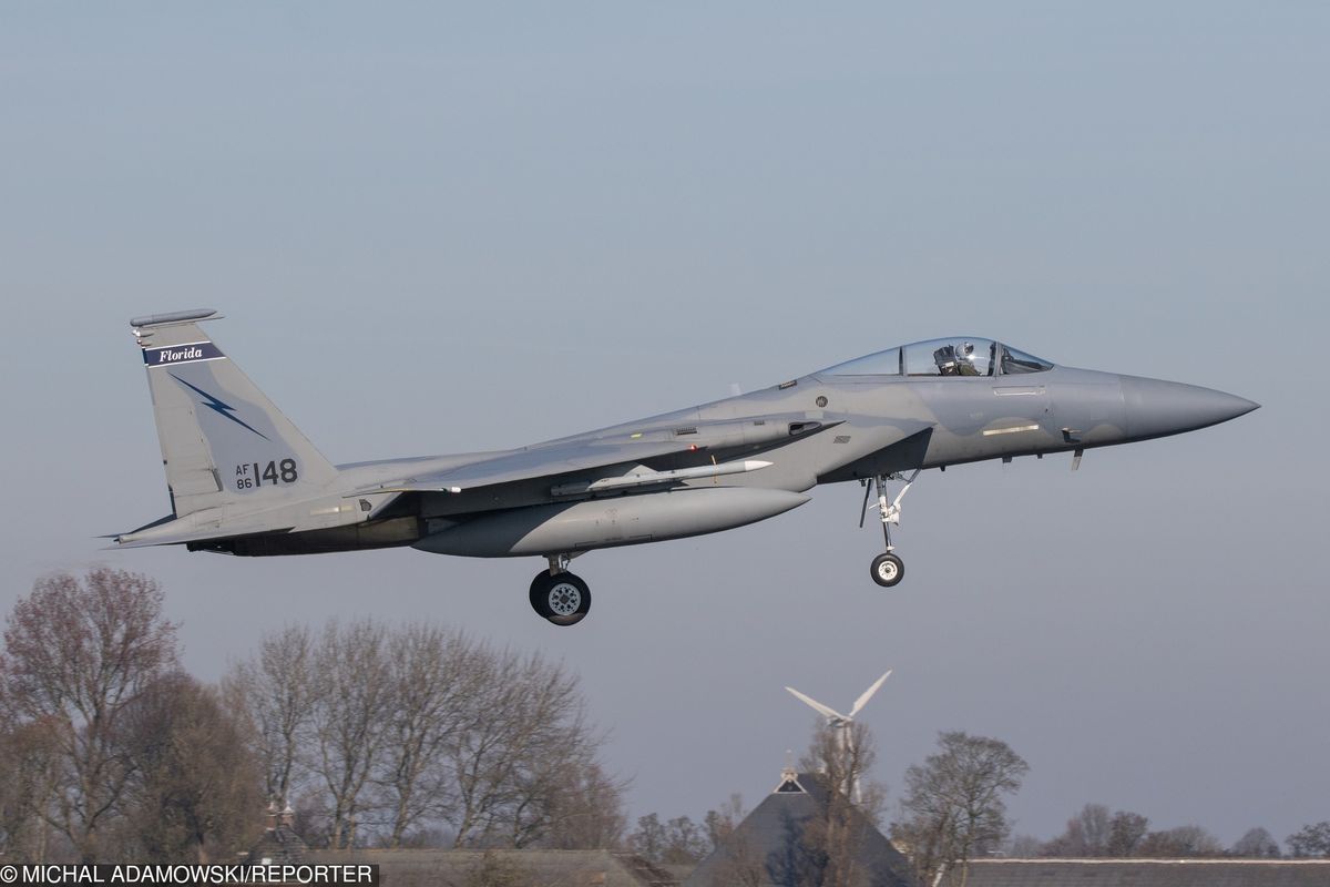 Wielkopolska. Awaryjne lądowanie F-15 w Powidzu