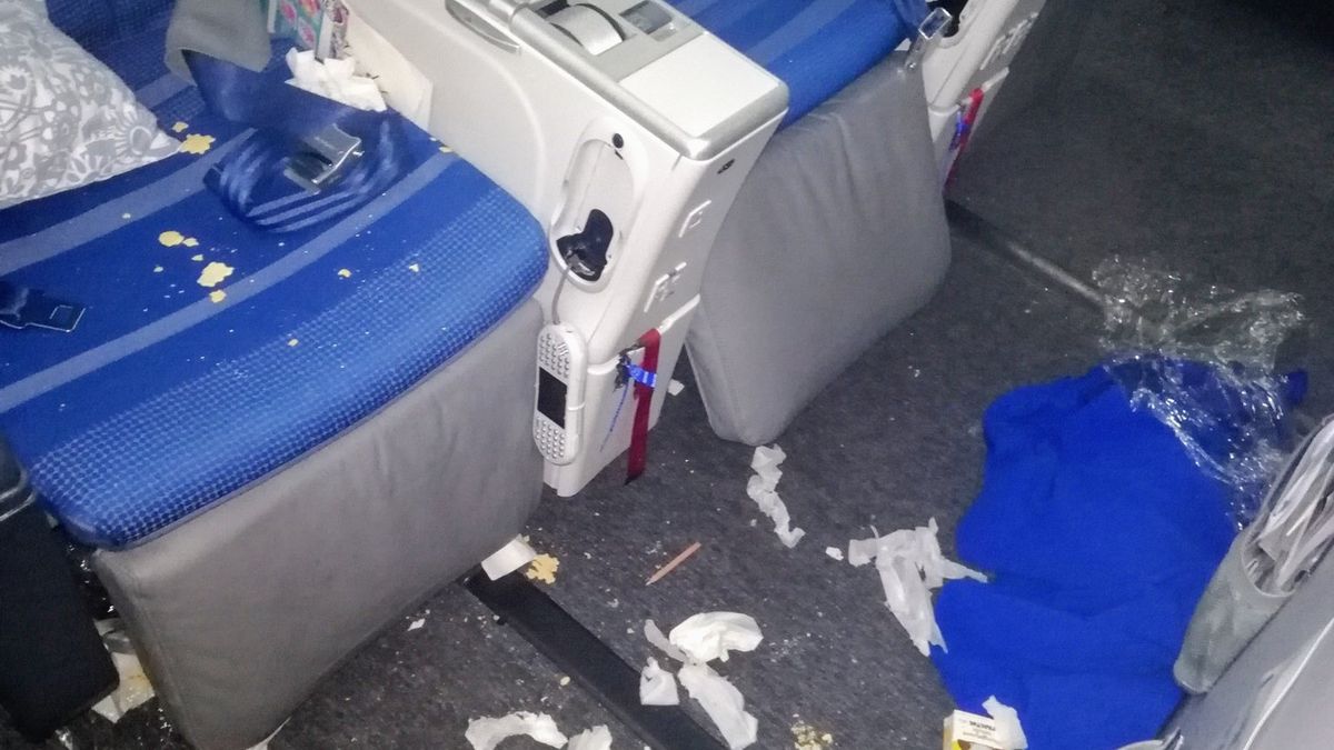 Tak wygląda pokład samolotu po wyjściu pasażerów