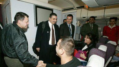 Król Abdullah (po lewej) na pokładzie samolotu