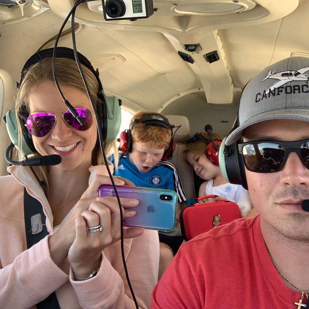 Samolot szczęśliwie wylądował. Pilot uratował żonę i dwójkę dzieci. Bohater nagrał wideo