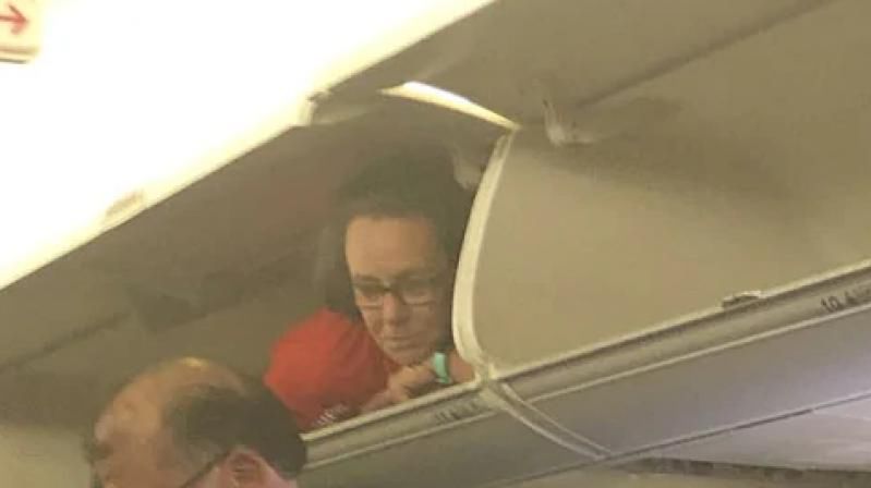 Southwest Airlines. Dziwna sytuacja w samolocie - stewardessa leżała w schowku na bagaże
