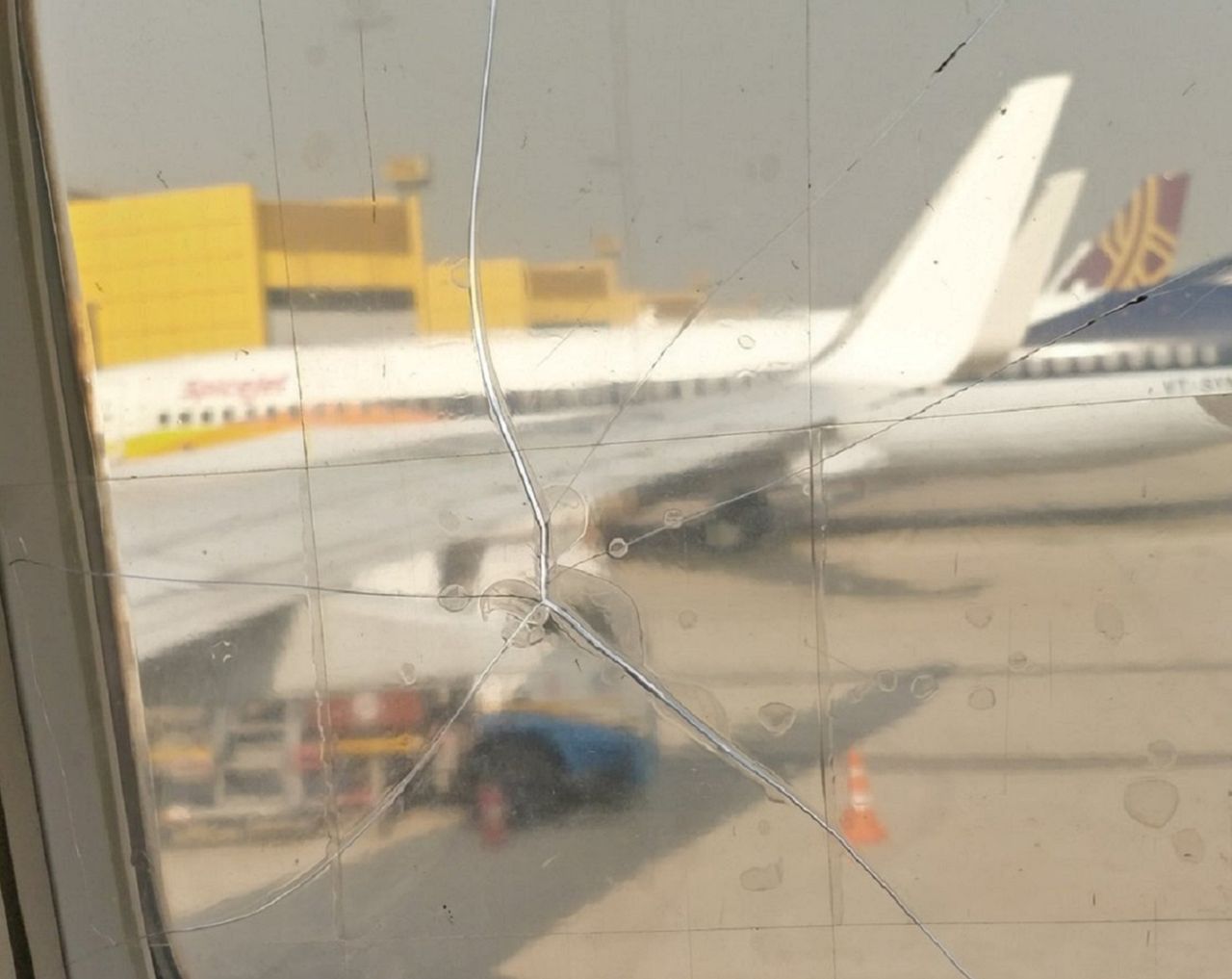 Samolot z pękniętym oknem. Pasażer zgłosił usterkę, którą personel...naprawił taśmą klejącą