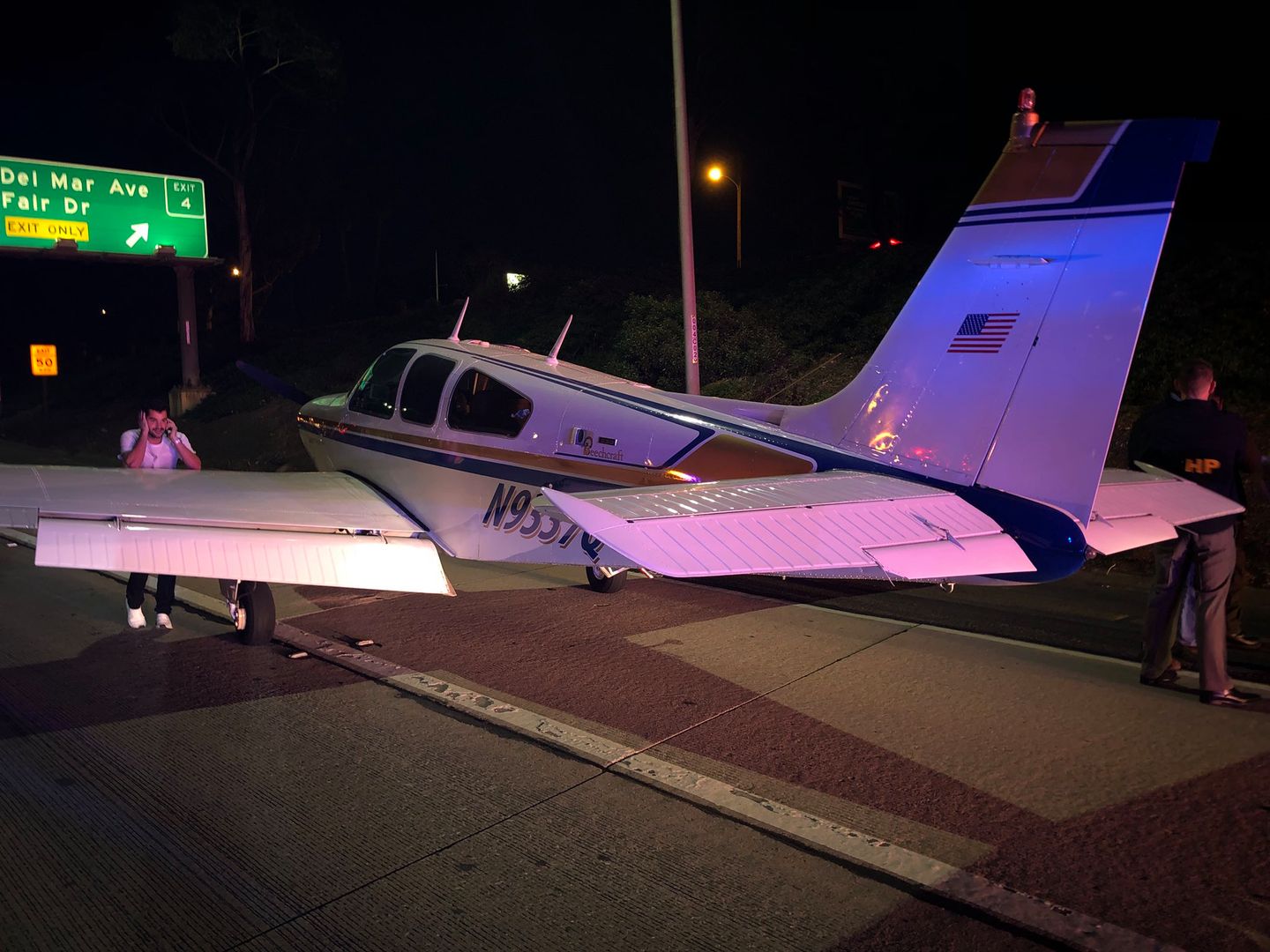 Awaryjne lądowanie samolotu. Pilot posadził maszynę na autostradzie