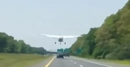 Samolot ląduje na autostradzie. To nie sceny z filmu