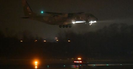 Koronawirus z Chin. Polacy ewakuowani z Wuhan wylądowali we Wrocławiu