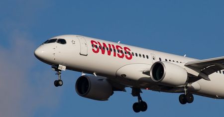 Samolot airbus A220 awaryjnie lądował. Szukają zgubionych części