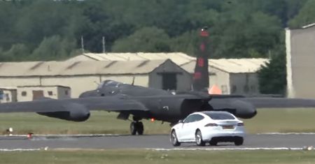 Tesla Model S P100D nowym samochodem prowadzącym dla samolotów. Zastąpił muscle cary