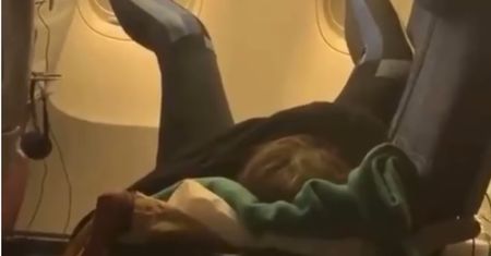 "Powinna się wstydzić". Pasażerka skrytykowana za zachowanie w samolocie