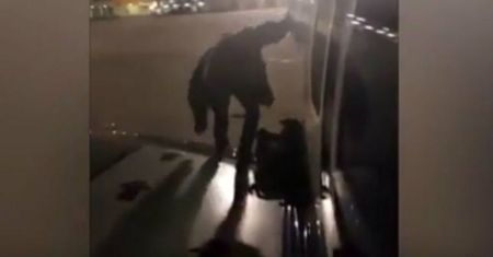 Dlaczego pasażerowi samolotu Ryanair nie podano tlenu z awaryjnej maski? Wyjaśniamy