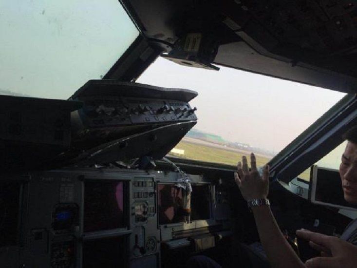 Koszmar w Airbusie A319. Przez dziurę po oknie wyssało sprzęt z kokpitu