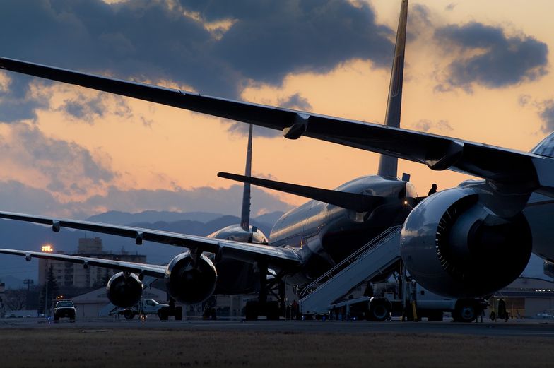 Młody mężczyzna tuż przed lotem wrzucił kilka juanów do silnika maszyny Lucky Air. 