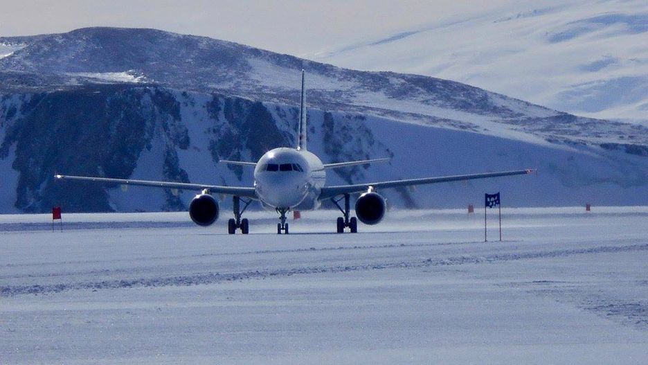 Airbus A319 wylądował na lodzie o grubości zaledwie dwóch metrów