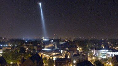 Policyjny helikopter oświetla szkołę w czasie akcji