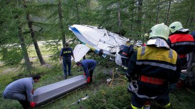 Ratownicy stoją przy wraku samolotu