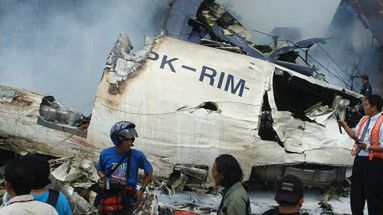 Ratownicy i okoliczni mieszkańcy stoją przy wraku samolotu