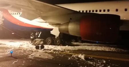 Rosja. Samolot zapalił się tuż przed lądowaniem. Boeing był pełen ludzi [WIDEO]