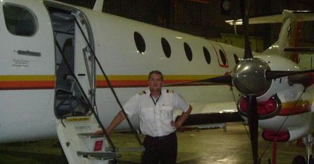 Pilot uderzył samolotem w budynek. Chciał zabić żonę