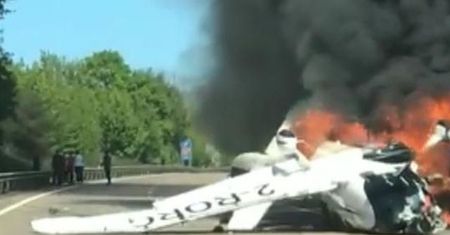 Samolot spadł na drogę w Walii. To cud, że nikt nie zginął