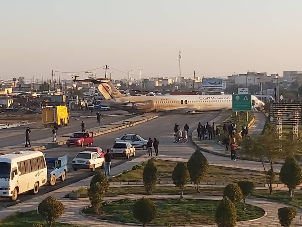 Irański samolot wypadł z pasa startowego na ruchliwą ulicę w mieście Bandar-e Mahszahr.
