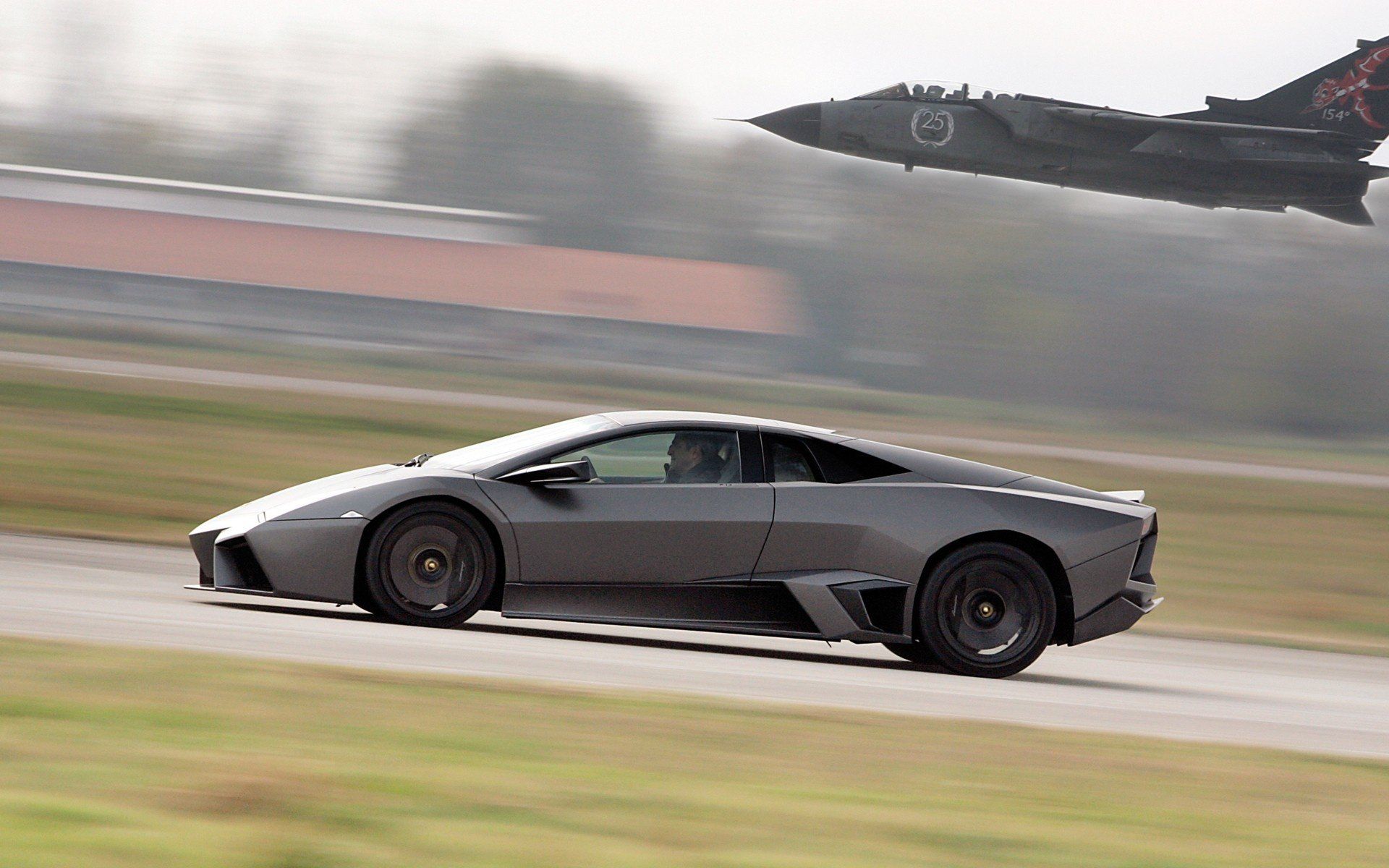 Lamborghini Reventón kontra Tornado 