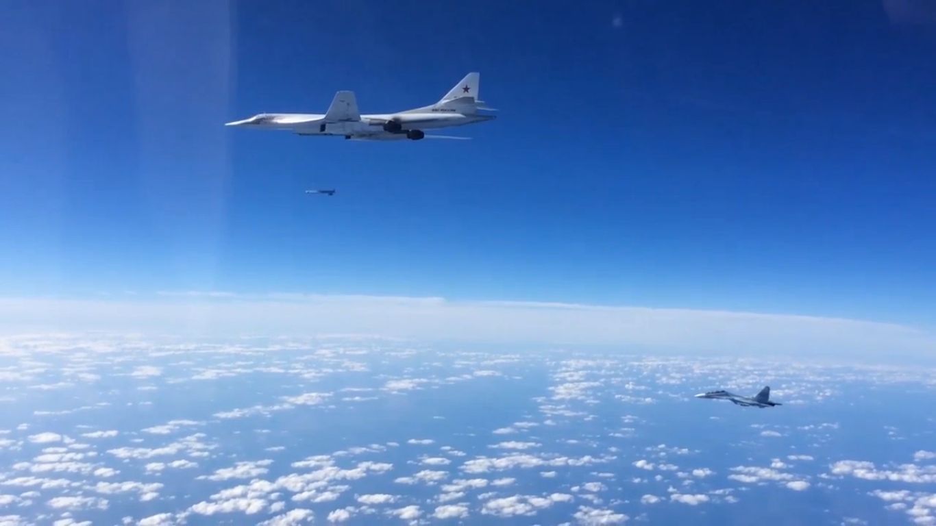 Tu-160 w eskorcie Su-30SM odpala pocisk manewrujący do celu w Syrii 