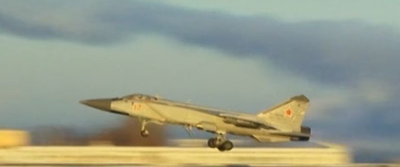 Wcześniejszy model MiG startuje z pasa.