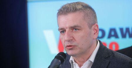 Bartosz Arłukowicz straszył koronawirusem w Rzepinie. Proboszcz i mieszkańcy ostro odpowiedzieli