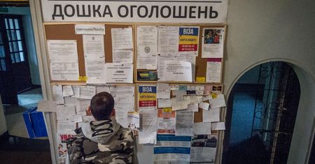 Rynek pracy. Bloomberg: antyimigrancki polski rząd walczy o Ukraińców