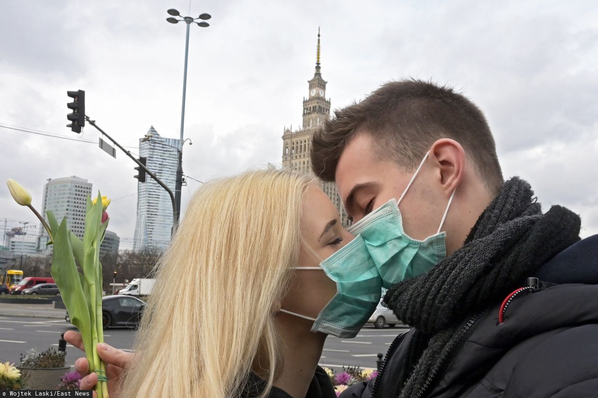 To początek fali zachorowań. Ekspert chorób zakaźnych o koronawirusie w Polsce