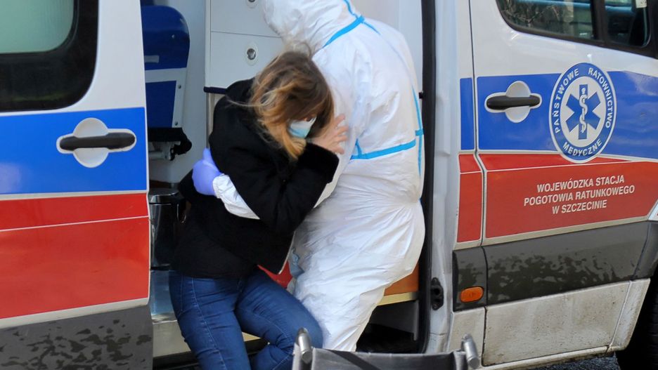 Koronawirus w Polsce. Transport pacjentki do szpitala w Szczecinie.