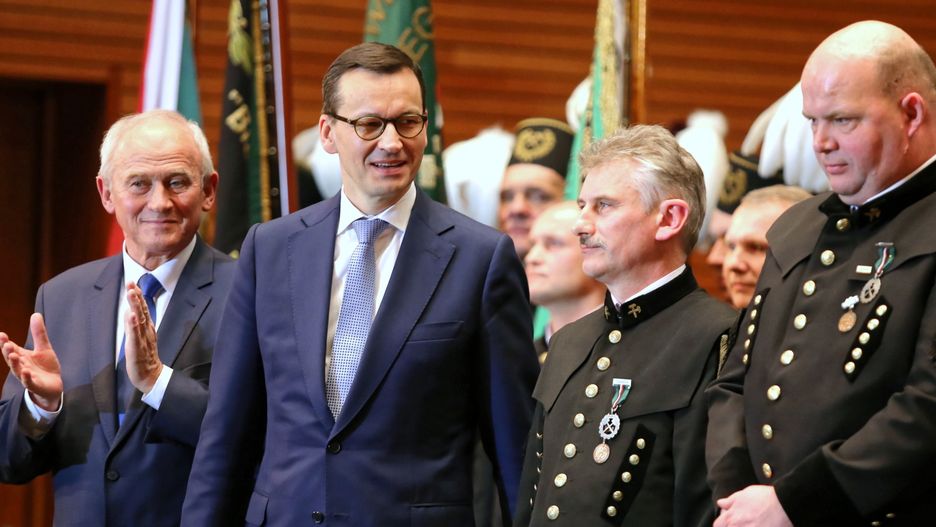 Premier Mateusz Morawiecki i minister energii Krzysztof Tchórzewski uczestniczą w Akademii Barbórkowej Polskiej Grupy Górniczej w Katowicach