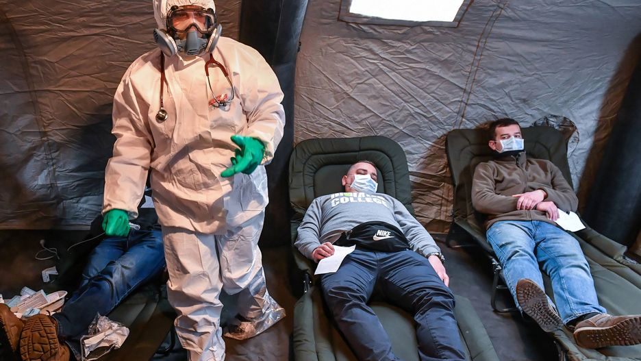 Nowy wątek w przygotowaniach przed epidemią koronawirusa w Polsce. Trwa liczenie wolnych respiratorów, urządzeń, które ratują życie najciężej chorym. Na fot ćwiczenia w szpitalu w Lublinie.