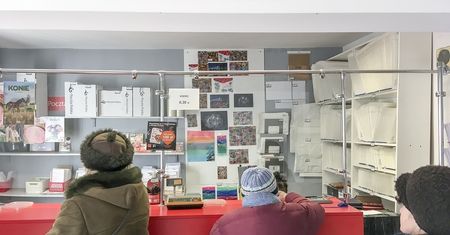 Bareja na poczcie. Paczki w okienku nie dostaniesz, spotkajmy się pod kurczakiem z rożna