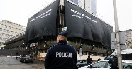Zarzuty dla działaczy Greenpace. Rozwiesili baner na biurze PiS i PO