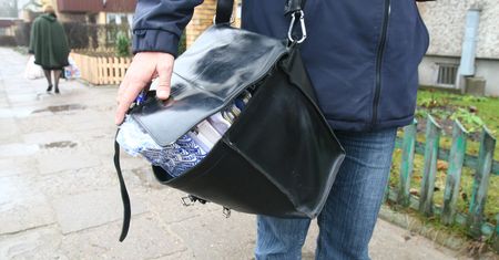 Listonosz zamiast doręczać karty bankomatowe korzystał z nich. Grozi mu do 10 lat więzienia