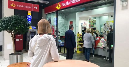 Poczta Polska zawiesza przyjmowanie części przesyłek. Decyzja ma związek z koronawirusem