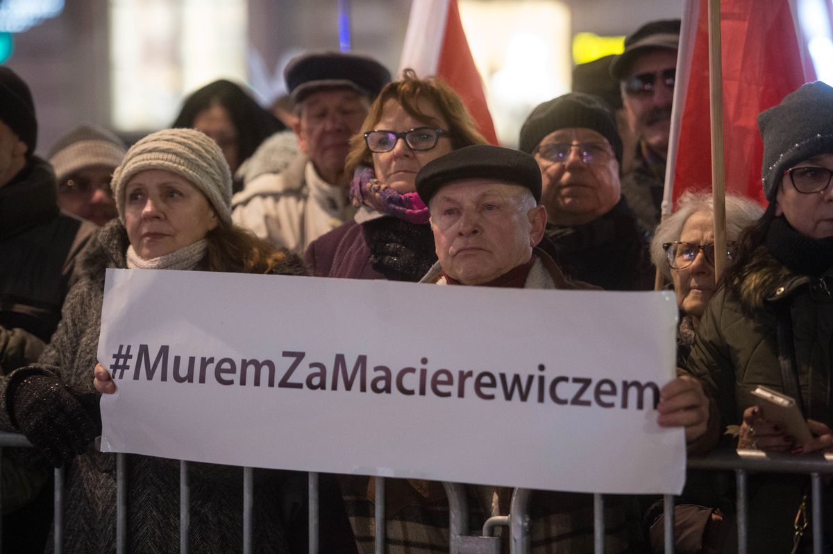 Zaplecze PiS nie wybaczy Kaczyńskiemu dymisji Macierewicza? "Jesteśmy zbulwersowani"