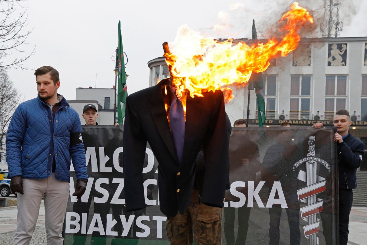 Młodzież Wszechpolska tłumaczy się ze spalenia kukły Petru. "Nie nadawała się do topienia"