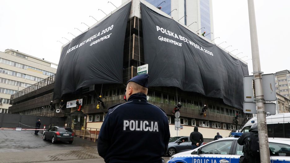 Aktywiści rozwiesili baner na biurze PiS przy ul. Nowogrodzkiej