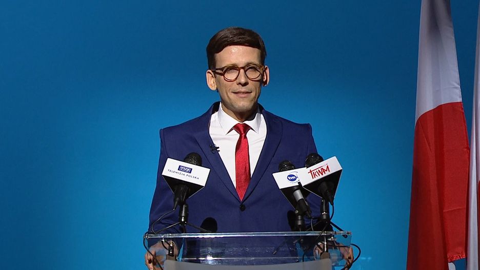 Szymon Mysłakowski jako Mateusz Morawiecki