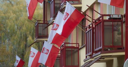 MON instruuje, jak poprawnie wykonać hymn i co zrobić ze zużytą flagą. Tłumaczy też błąd z "kiedy"