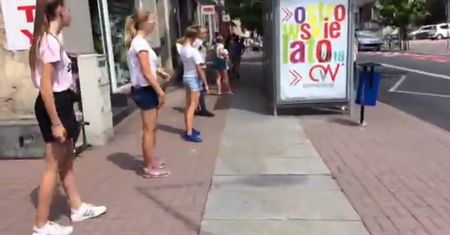 Ostrów Wielkopolski. Przenosili bibliotekę podając książki z rąk do rąk