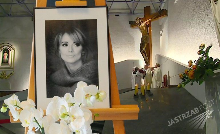 Rodzina, przyjaciele i fani uczcili pamięć Anny Przybylskiej na mszy świętej [ZDJĘCIA]